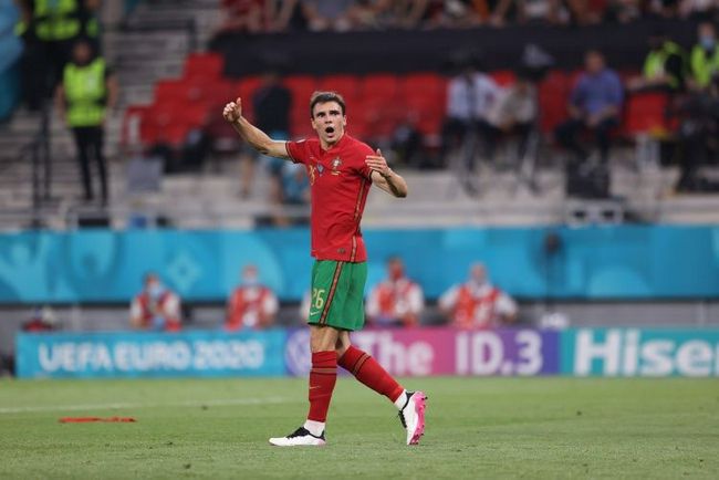 Sportitalia报道，AC米兰正在考察博洛尼亚主帅蒂亚戈-莫塔。